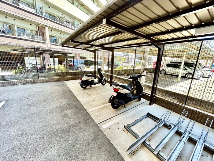 物件外観写真5　(バイク置き場)