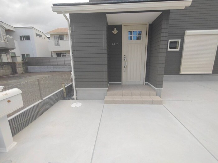 物件外観写真3　(エントランス部分)