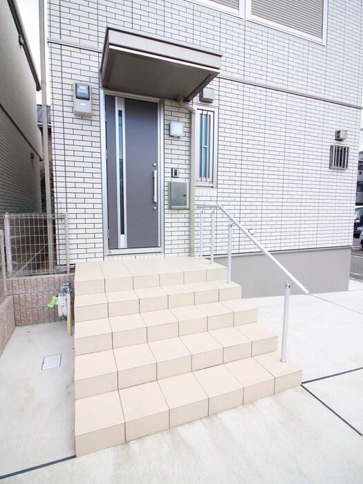 物件外観写真4　(エントランス部分)