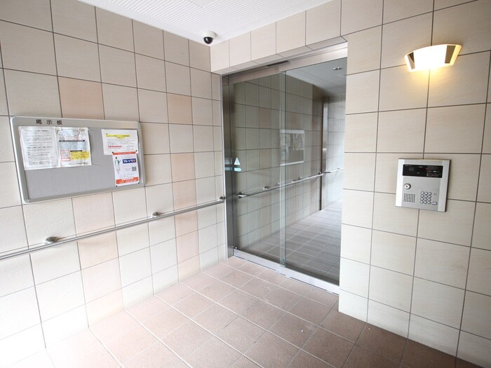 物件外観写真4　(エントランス部分)