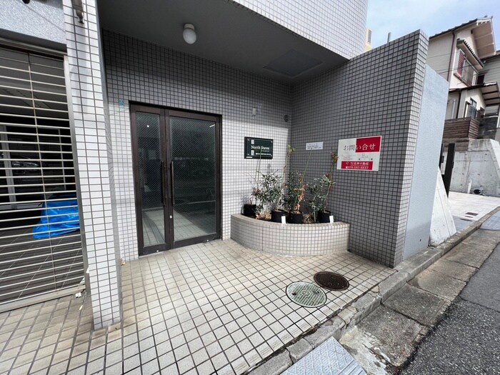 物件外観写真6　(エントランス部分)