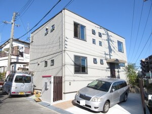 West外観写真