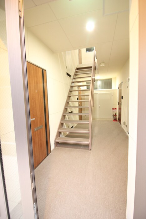 物件外観写真5　(エントランス部分)