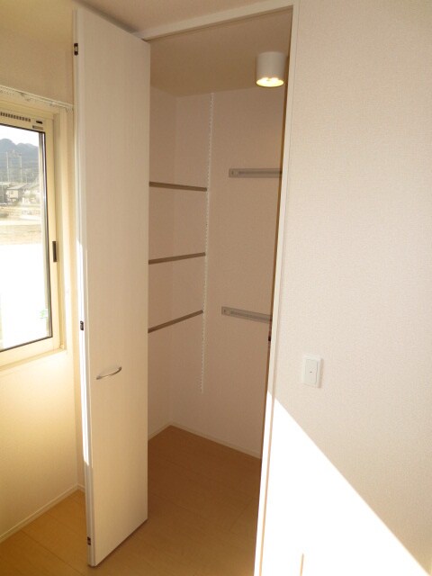 物件内観写真12　(収納)