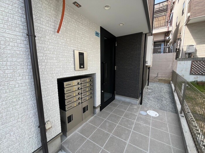 物件外観写真2　(エントランス部分)