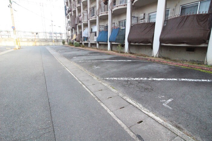 物件外観写真2　(駐車場)