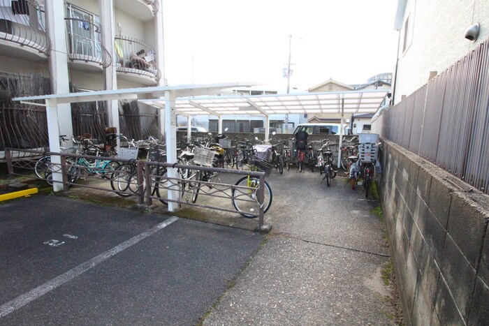 物件外観写真3　(駐輪場)
