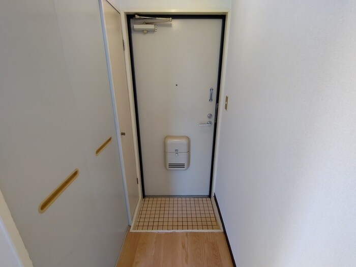 物件内観写真12　(玄関)