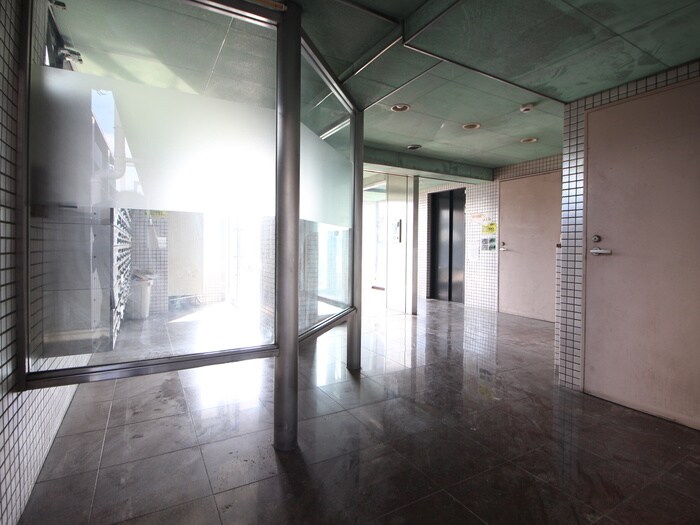 物件外観写真4　(エントランス部分)