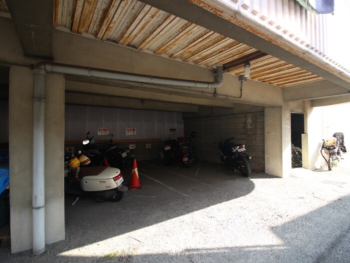 物件外観写真5　(バイク置き場)