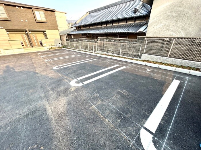 物件外観写真6　(駐車場)