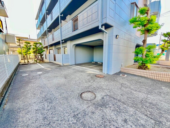 物件外観写真4　(駐車場)