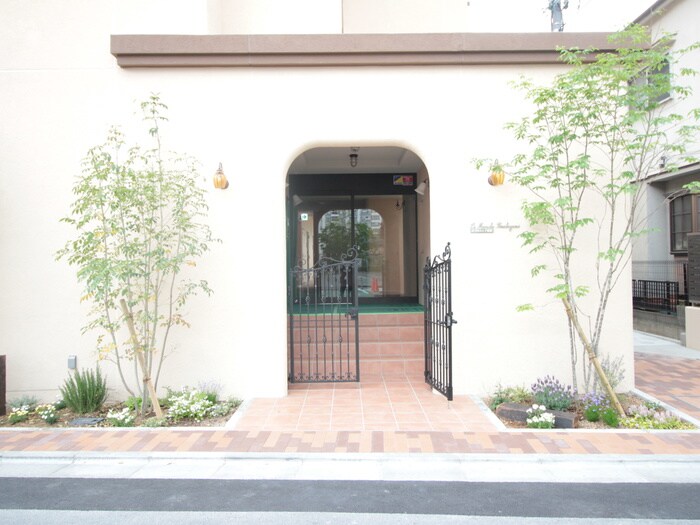 物件外観写真2　(エントランス部分)