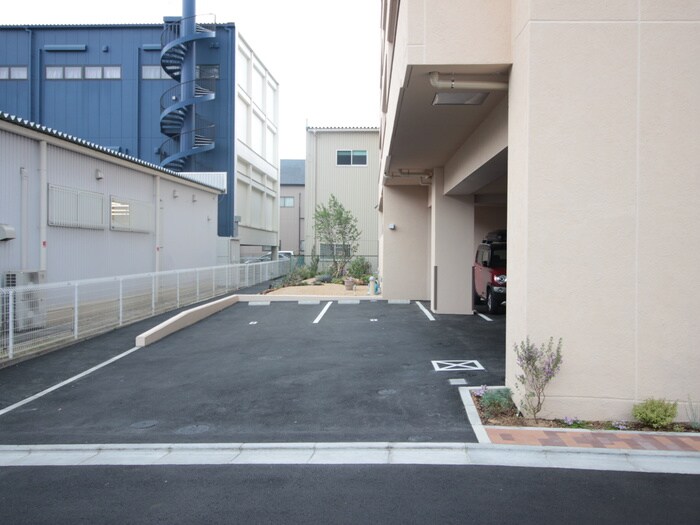 物件外観写真3　(駐車場)