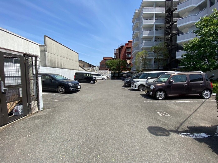 物件外観写真3　(駐車場)