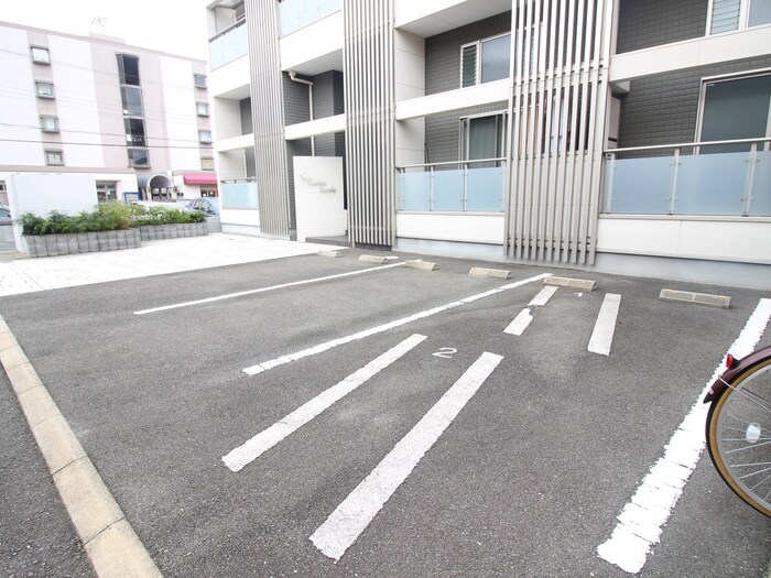 物件外観写真3　(駐車場)