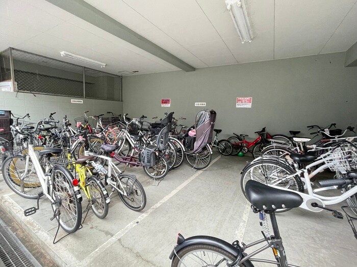 物件外観写真5　(駐輪場)