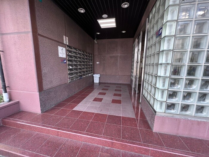 物件外観写真2　(エントランス部分)