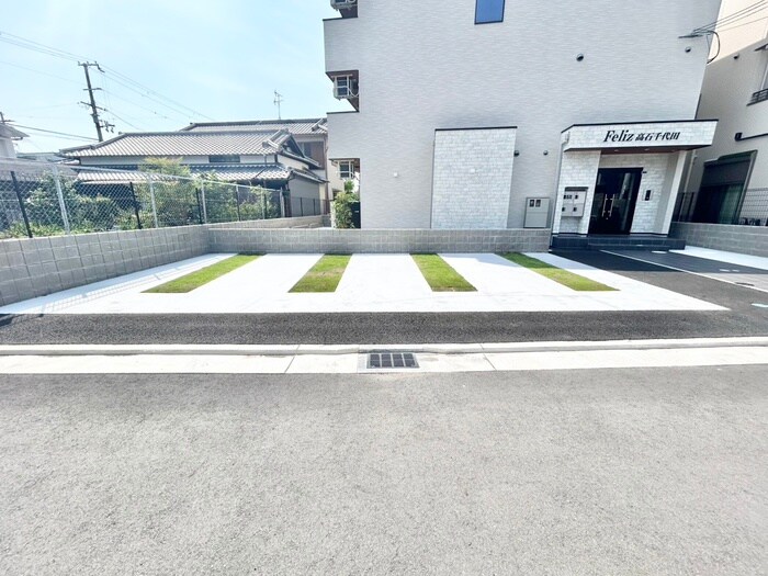 物件外観写真4　(駐車場)