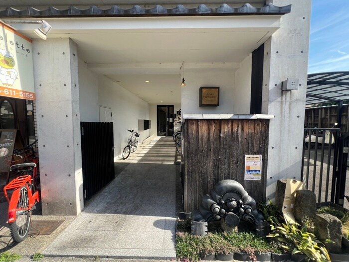 物件外観写真3　(エントランス部分)