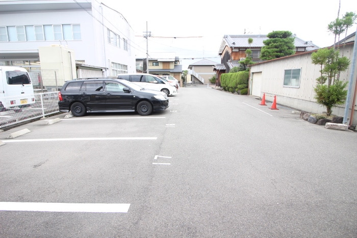 物件外観写真4　(駐車場)