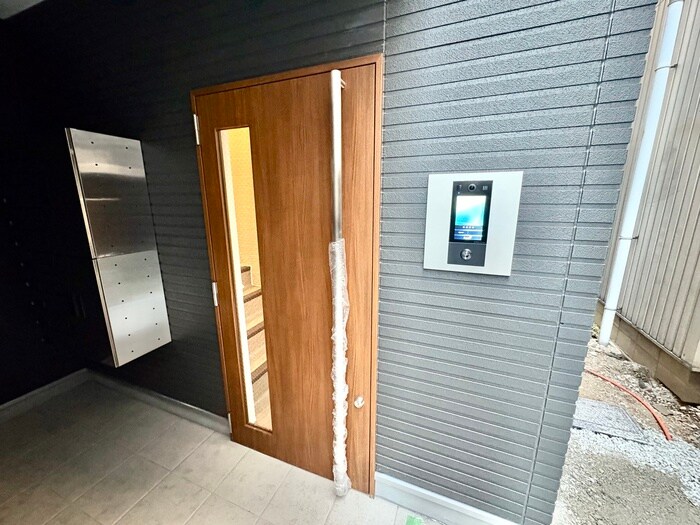 物件外観写真6　(エントランス部分)