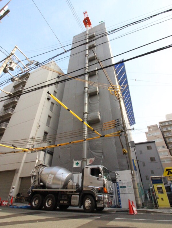 建築中