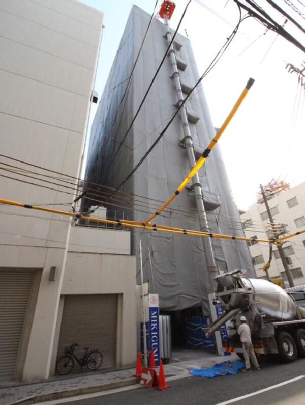 建築中