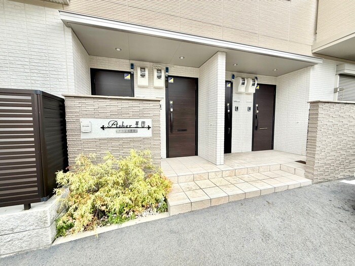 物件外観写真3　(エントランス部分)