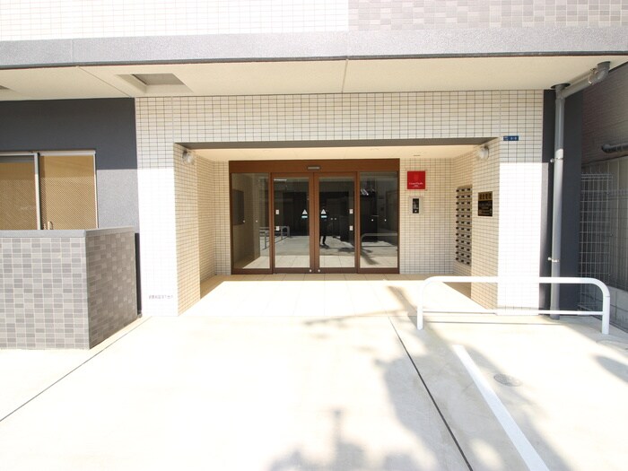 物件外観写真3　(エントランス部分)