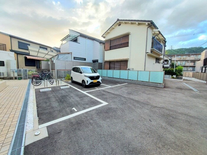 物件外観写真4　(駐車場)