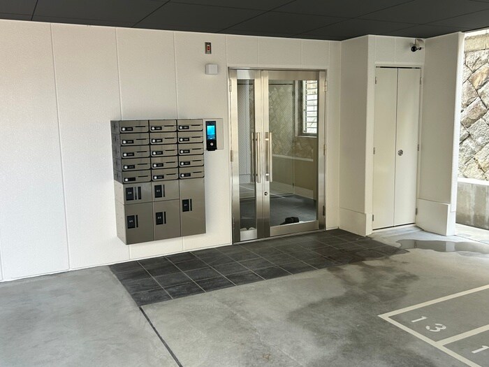 物件外観写真2　(エントランス部分)