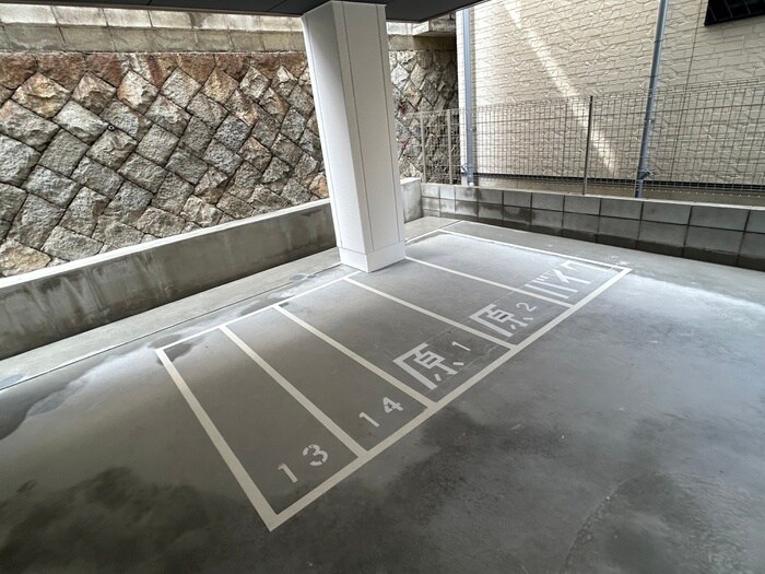 物件外観写真3　(バイク置き場)