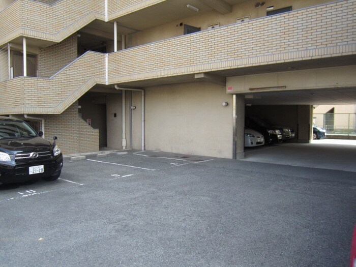 物件外観写真5　(駐車場)