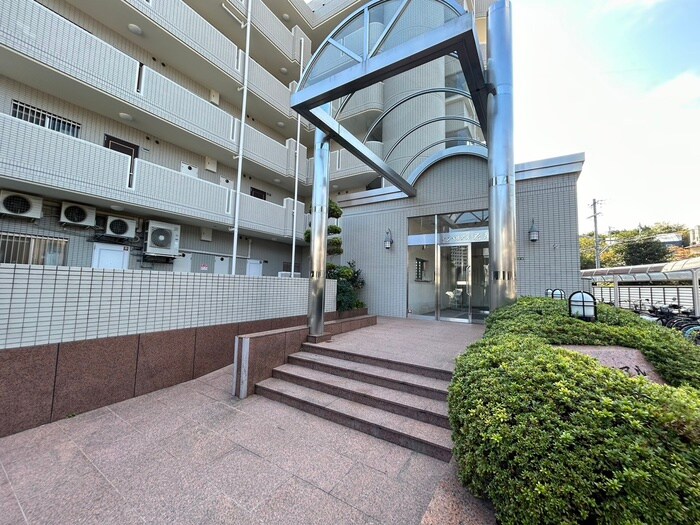 物件外観写真2　(エントランス部分)