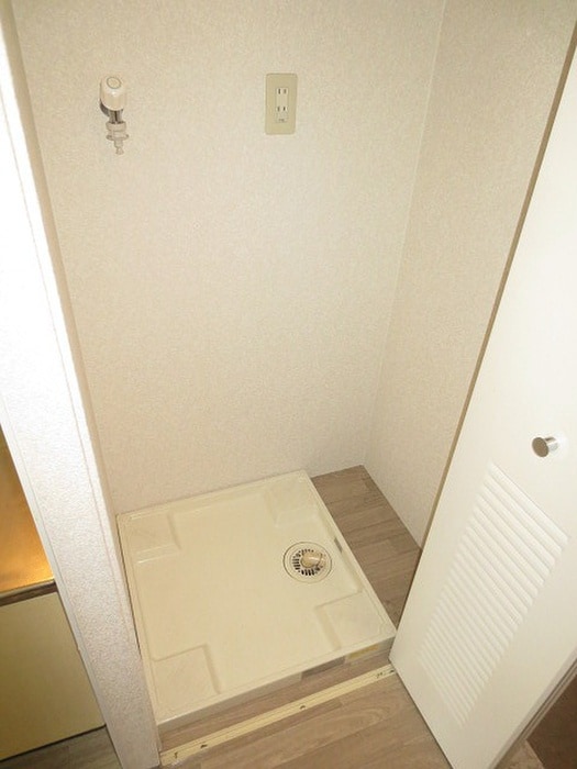 物件内観写真16　(洗濯機置場)