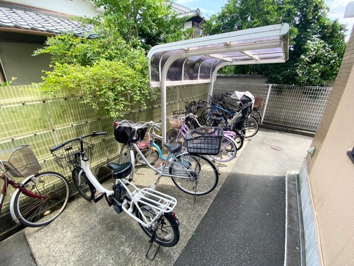 物件外観写真4　(駐輪場)