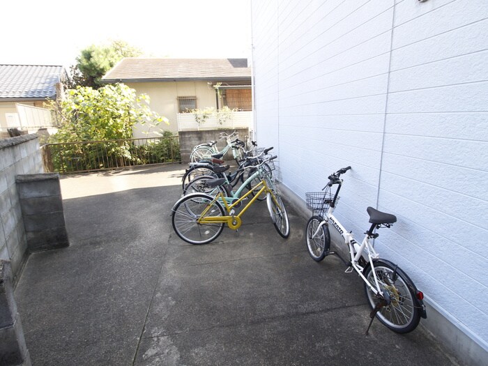 物件外観写真2　(駐輪場)