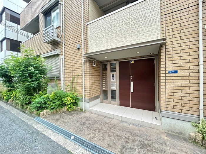 物件外観写真2　(エントランス部分)