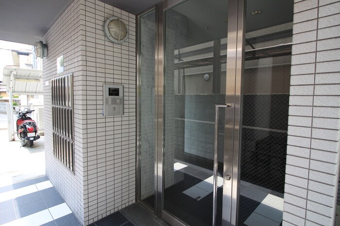 物件外観写真4　(エントランス部分)