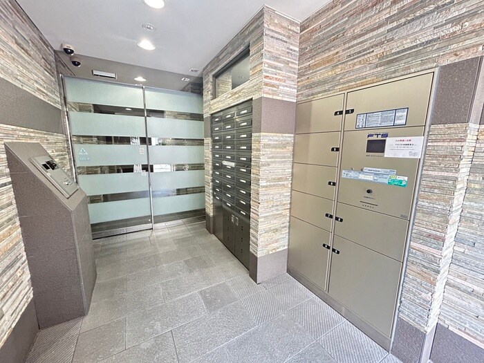 物件外観写真2　(エントランス部分)