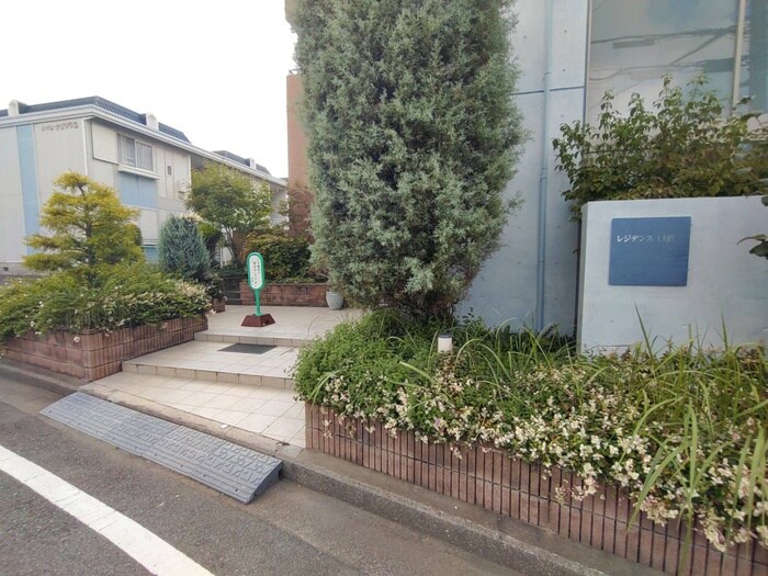 物件外観写真4　(エントランス部分)