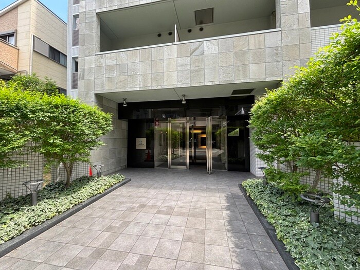 物件外観写真2　(エントランス部分)