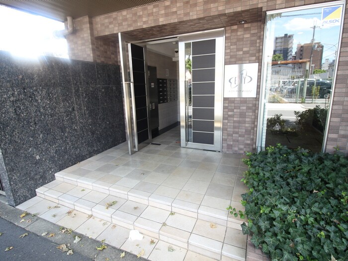 物件外観写真2　(エントランス部分)