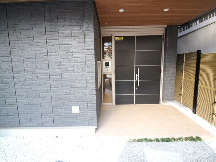物件外観写真2　(エントランス部分)