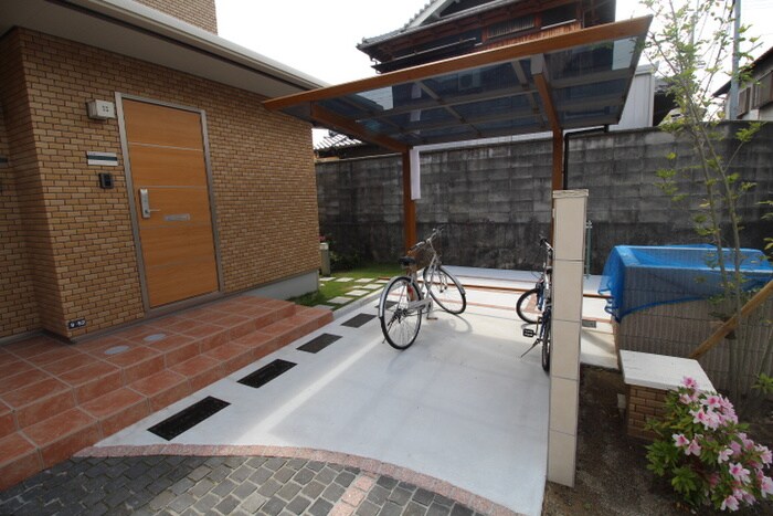 物件外観写真6　(エントランス部分)