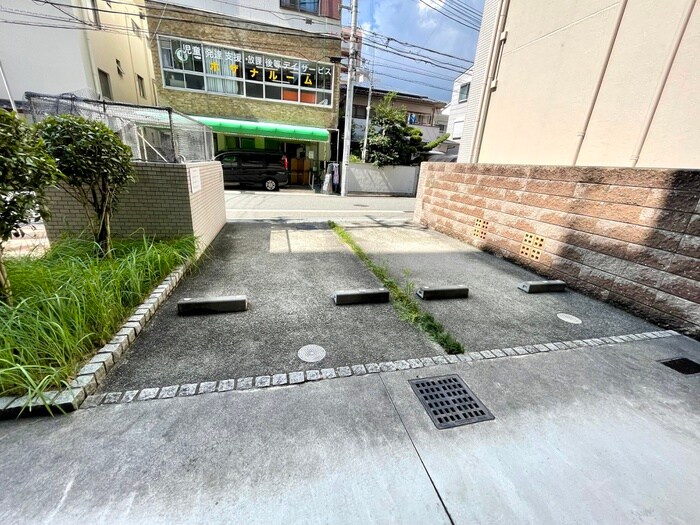 物件外観写真6　(駐車場)