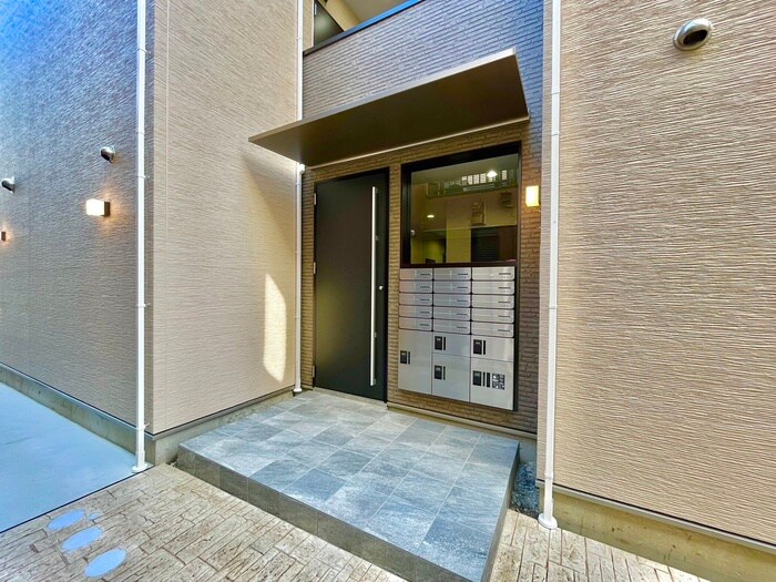 物件外観写真3　(エントランス部分)