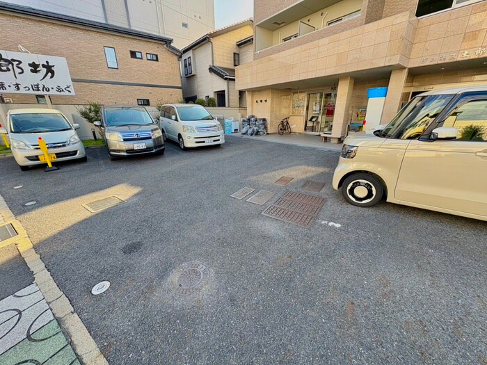 物件外観写真2　(駐車場)