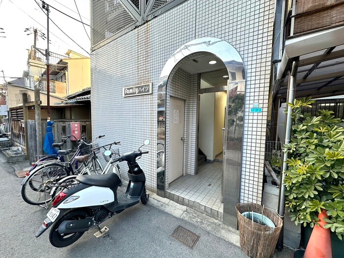 物件外観写真3　(エントランス部分)